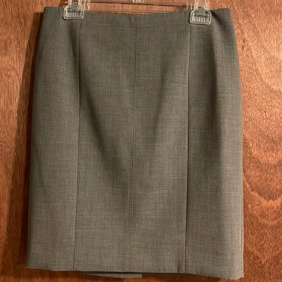 Ann Taylor skirt. Size 8. Grey. Perfect condition. Has been dry cleaned. - Picture 1 of 6